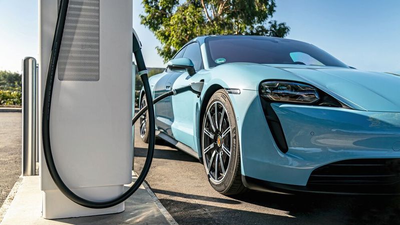 In Deutschland ist die Elektromobilität in der Krise, weltweit steigen die Absatzzahlen deutlich an.(Bild:  Porsche)