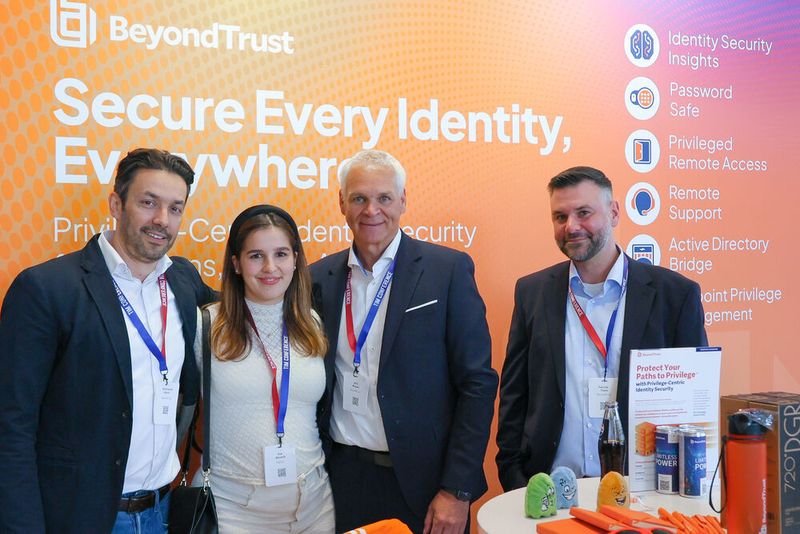 Eva Maskill (TIM) freut sich über die Teilnahme der Kollegen von BeyondTrust: (v. l.) Mohamed Ibbich, Jens Brauer und Patrick Theis (Bild: TIM AG)