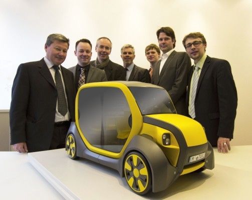 Die Vertreter der Konsortialpartner (v.l.): Helmut Haimerl (Steinbeis Verbund), Gunnar Balkow (BMZ Batterien-Montage-Zentrum GmbH), Prof. Peter Naumann (Naumann-Design), Paul Leibold (VISPIRON Carsync GmbH), Peter Schwanemann (Heinzmann GmbH & Co.KG), Robert Maier (Roding Automobile GmbH) und Falk Langer (Fraunhofer ESK). (Bild: ACM)