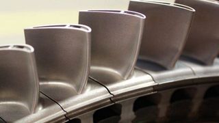 Wie die „Welt am Sonntag“ berichtet, werden die beiden Konzerne Siemens Energy und Zeiss nun ein spezielles Unternehmen gründen, unter dessen Dach in Zukunft 3D-Druckteile hergestellt werden. (Bild: Siemens)