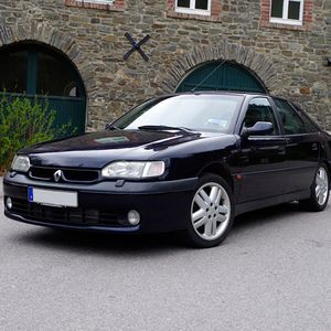 Der Renault Safrane ist der perfekte Einsteiger-Youngtimer. Die große und komfortable Reiselimousine bietet viel Auto für kleines Geld. Ein ganz besonderes Vergnügen ist das rare Topmodell Biturbo.(Foto:  Patrick Broich/SP-X)