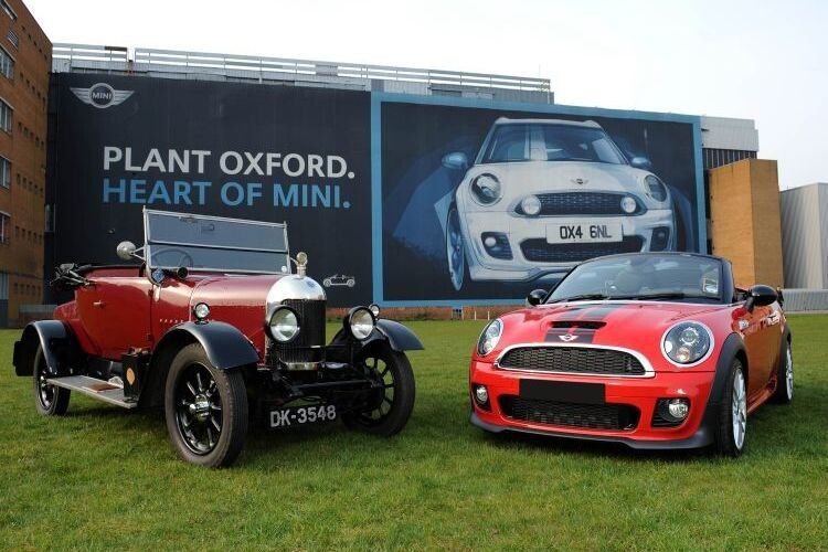 Urgroßvater und Urenkel: Ein Morris „Bullnose“, gebaut von 1913 bis 1915, und ein aktueller Mini Roadster vor dem Oxforder Werk. (Foto: BMW Group)