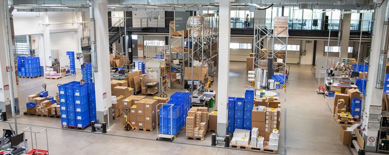 Ein Werksbesuch bei Brand führt hinter die Kulissen – u. a. in das hauseigene Logistikzentrum.(Bild:  Brand)