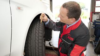 Prüfingenieure der KÜS unterstützten die Aktion Wash & Check des Deutschen Verkehrssicherheitsrats. (Bild: Becker & Bredel)