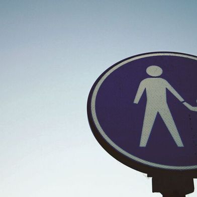 Moderne Notbremsassistenten kombinieren Radar- und Kameradaten, um Fahrzeuge, Fußgänger und Radfahrer in Echtzeit zu erkennen und bei drohenden Kollisionen automatisch eine Bremsung einzuleiten. (Bild: frei lizenziert)