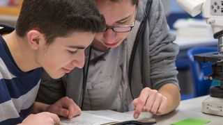 Biologieunterricht am Hainberg Gymnasiums in Göttingen mit Zeiss Mikroskopen. (Zeiss)
