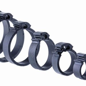 Mit ihrem extra flachen Verschluss sind die Ezyclik-Schlauchschellen von Bormann & Neupert noch stärker für den Einsatz in schwer erreichbaren Bauräumen ausgelegt. (Bild:  Bormann & Neupert)