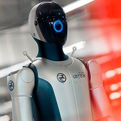 Rossmann will mit dem Walker S2 Erfahrungen beim Einsatz humanoider Robotik in logistischen Prozessen sammeln. (Bild: Rossmann)