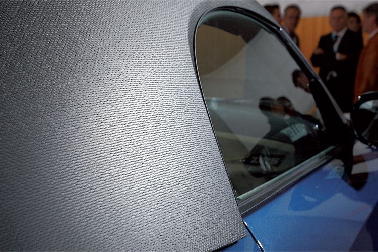 Das Konzeptfahrzeug „Street Shark“ zeigt nicht nur Haihaut, sondern auchinnovativen Leichtbau: In Dachmodul und Motorhaube, gefertigt aus PUR-Composites,verbergen sich Sandwichkerne, ebenfalls aus Polyurethan. (Foto: Frimo)