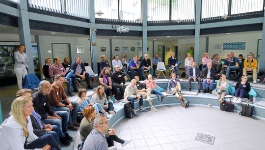 In der Rotunde der BFC in Northheim informierten sich die Berufsschullehrer. In der Rotunde der BFC in Northheim informierten sich die Berufsschullehrer.