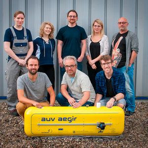 Das Team des AUV Aegir: (von oben links) Lina Buchmann, Fertigung Mechanik, Sylvia Reißmann, Software, Nikolaj Diller, Software, Janna Sprenger, Fertigung Mechanik, Sven Sturm, Konstruktion, Koordination Mechanik, (von unten links) Lukas Wernicke, Antriebe, Marcel Rothenbeck, Projektleiter, und Emanuel Wenzlaff, Elektronik, Elektrik (uvm.).(Bild:  Geomar/Emanuel Wenzlaff)