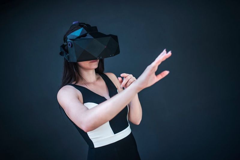 Das exakte 180 x 180º-Hand-Tracking ermöglicht dem Anwender das einfache und intuitive Interagieren in virtuellen Umgebungen ohne zusätzliche Technologien.  (Bild: VRgineers)