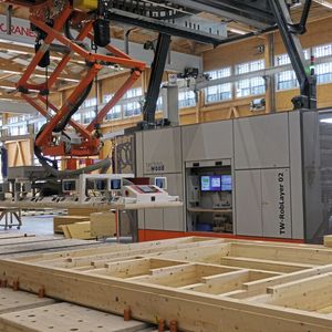 Der Portalroboter fährt mit der Einblasplatte über das Holzelement.(Bild:  Lion Communication)