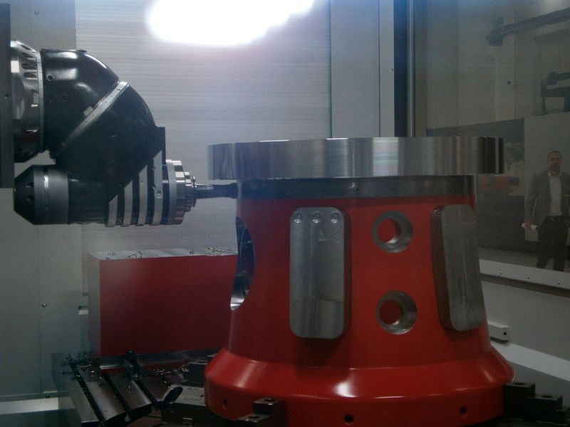 Eine FMT 4000 mit DAS+ und Multitaskingfähigkeit demonstriert die Bearbeitung eines komplexen Werkstücks... (Königsreuther)