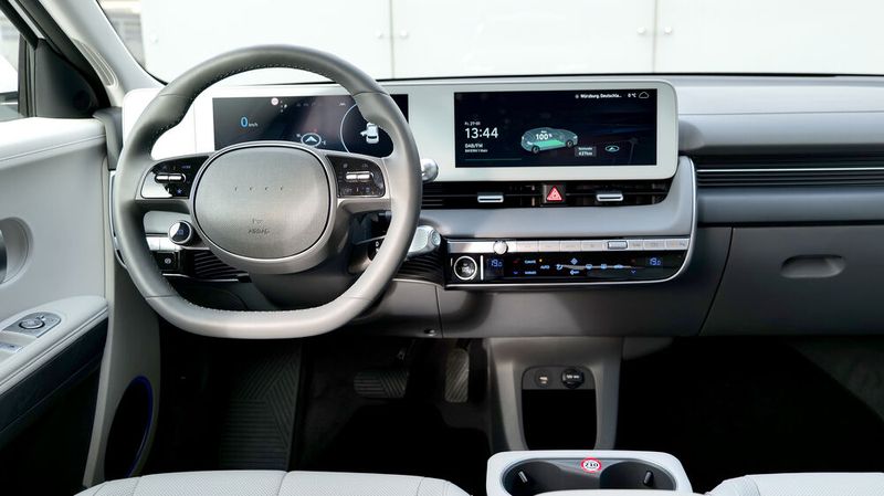 Der Fahrerplatz wirkt sehr aufgeräumt. Dadurch befinden sich allerdings einige Funktionen in den Tiefen der Menüstruktur des Infotainmentsystems. (Bild: Schmidt/»kfz-betrieb«)