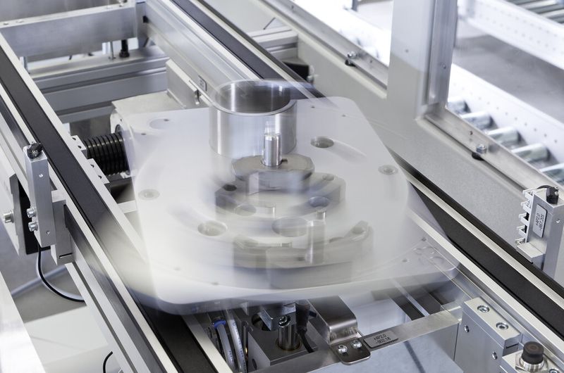 Die Hub-Drehstation wird eingesetzt, um die Werkstückträgerorientierung zu ändern. Die Drehung erfolgt in 90°-Schritten. (Bild: IEF Werner)