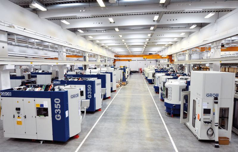 Inbetriebnahme der Universalmaschinen in Halle 9. (Bild: Grob)