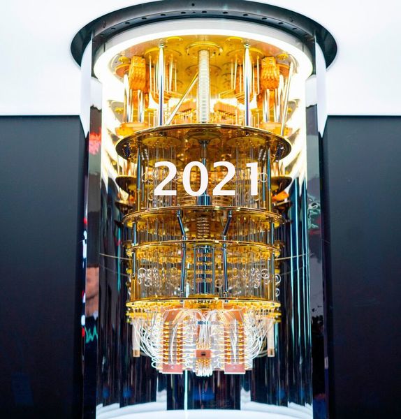 soll der erste Quantencomputer Europas in Betrieb gehen: ein IBM Q System One. Das IBM Q System One ist dahingehend optimiert, die Qualität, Stabilität, Zuverlässigkeit und Reproduzierbarkeit von Multi-Qubit-Anwendungen sicherzustellen. Aufgrund dieser Faktoren und des daraus resultierenden hohen Quantum Volumes (eine Maßzahl für die Leistungsfähigkeit eines Quantenrechners) ermöglicht das IBM Q System One modernste Forschungsarbeiten für konkrete Anwendungsszenarien in Wissenschaft und Industrie. (IBM)