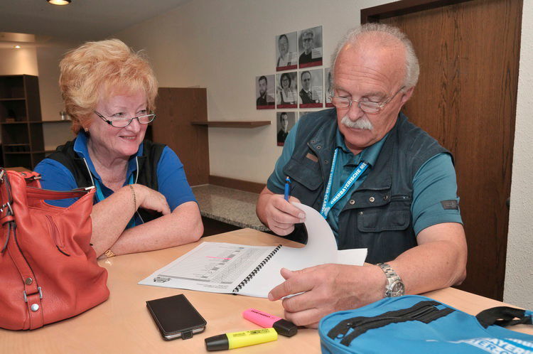 Routenplanung: Kerstin und Rudolf Schusser studieren das Roadbook. (Zietz)