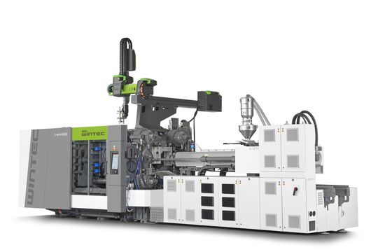Fehlendes Fachpersonal, enge Zeitfenster und knappe Budgets sind für viele Produktionsbetriebe Alltag. Genau hier setzt die Wintec t-win 6500 an: Als standardnahe Zweiplattenmaschine mit 6.500 kN Schließkraft fertigt sie auf der Fakuma live Kleiderbügel.(Bild:  Engel)
