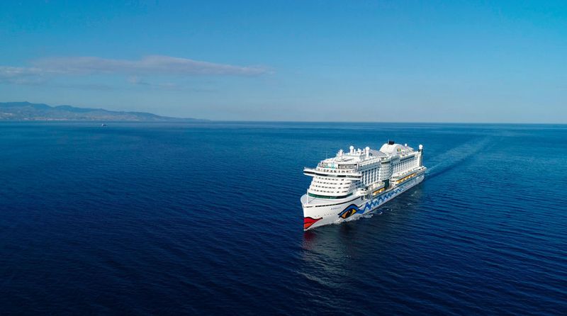 Siemens-Steuerungen für die Kreuzfahrt – Ein modernes Kreuzfahrtschiff hat Automatisierungstechnik ohne Ende an Bord. So auch das neue Aida-Schiff, die im Mai 2017 vom Stapel gelaufen ist. Steuerungen von Siemens übernehmen die Überwachung und Sicherheit auf dem 300 Meter langen Passagierschiff, das rund 3300 Passagiere beherbergen kann. Das Schiffsautomatisierungssystem Siship Imac von Siemens basiert auf dem Simatic PCS 7 Leitsystem und übernimmt auf der Aida Perla sämtliche Überwachungs-, Alarm- und Steuerungsfunktionen an Bord und soll so die Sicherheit und Wirtschaftlichkeit des Betriebs gewährleisten. (Aida Cruises)