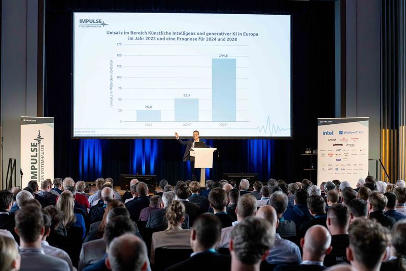 Vorstandsvorsitzender Mark Schröder (SYNAXON) bei seiner Eröﬀnungsrede (Bild: Valentin DIehl)