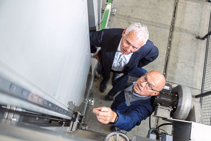 Stefan Lennartz (r.), Leiter der mechanischen Konstruktion, schätzt die Wartungsfreiheit und die Langlebigkeit von Franke-Linearführungen. (Bild: Andreas Wegelin/Franke GmbH)