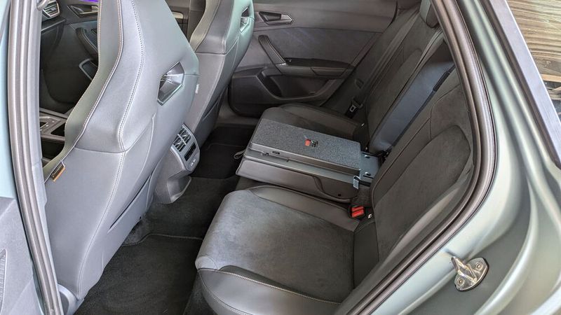 Hinten sitzen zwei Personen sehr bequem, zu dritt wird es dann ungemütlich. Die Beinfreiheit ist ausreichend, die Kopffreiheit ebenso. Der klassische Kombi ist als Familienauto immer noch unschlagbar. Das sieht man auch beim ... (Bild: Rosenow – VCG)