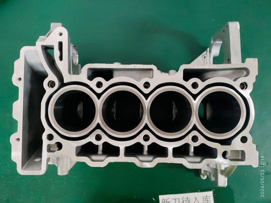 Image 1: How can a machining practitioner reconcile the contrasting machining properties of aluminum and cast iron? Worldia has the answer. The idea is based, among other things, on a combination of PCD and PCBN indexable inserts.(Image: Worldia)