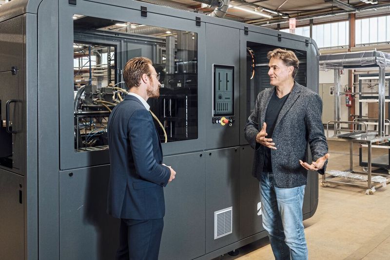 Geschäftsführer Boris Thomas (re.) demonstriert die Pultrusionsanlage Pull Cube. (Bild: Lapp/Martin Steger Fotografie)