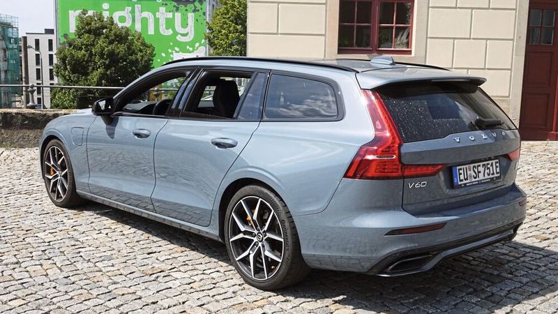 Einparkmanöver und das Rangieren auf engem Raum unterstützt der Park Assist Pilot. Das System ermöglicht nicht nur das Einparken in parallel zur Fahrbahn liegende Parklücken, sondern steuert den V60 auch rückwärts in Parkbuchten und aus Längsparklücken auch wieder hinaus.  (Bild: Dominsky / »kfz-betrieb« )