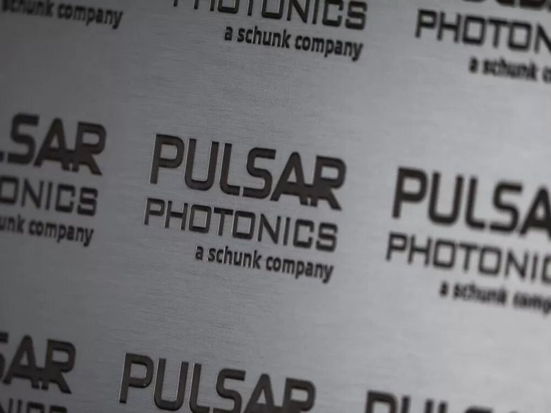 Nahansicht der Strukturen, die mittels UKP-Laser präzise, nachhaltig und wirtschaftlich in ein großflächiges Blechteil eingearbeitet wurden. Pulsar Photonics hat jetzt bereits Systeme, die bis zu 10 Quadratmeter Fläche mit 1.000 Laserstrahlen bearbeiten können. Dabei soll es nicht bleiben ... (Bild: Pulsar Photonics)