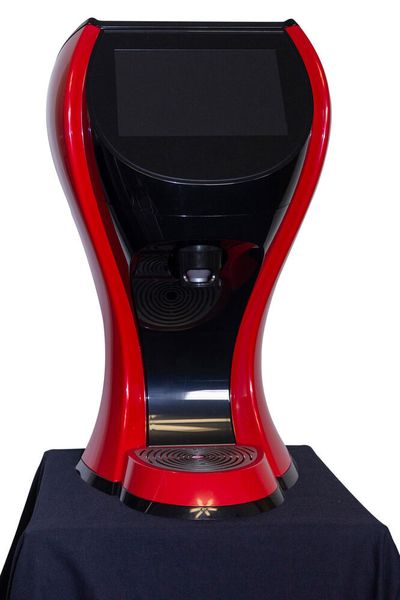 Blick auf einen Getränkeautomaten für den Langlotz Kunststoffbauteile spritzt. (Wittmann Battenfeld)