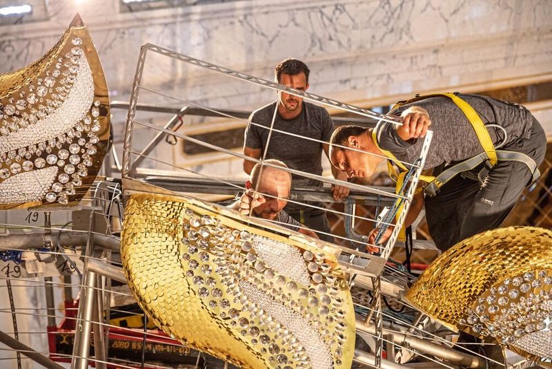 Die Installation der Skulptur erforderte die vollständige Integration in die Architektur des Gebäudes, einschließlich der Einhaltung strenger Bauvorschriften, da Saipan in einer Erdbebenregion liegt. (Lasvit)