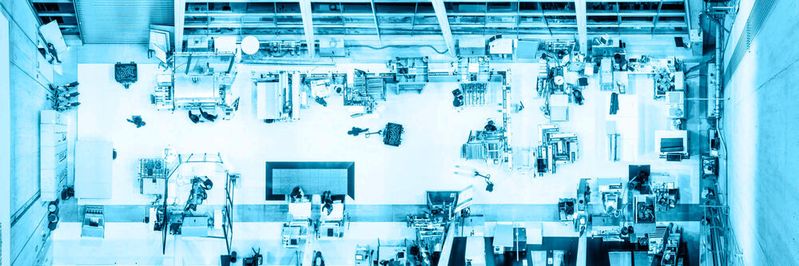 Fabriken brauchen ein flexibleres Betriebssystem, wenn Anwendungen der künstlichen Intelligenz funktionieren sollen. Daran forschen jetzt Wissenschaftler.(Bild:  Universität Stuttgart IFF / Fraunhofer IPA, Rainer Bez, Heike Quosdorf)