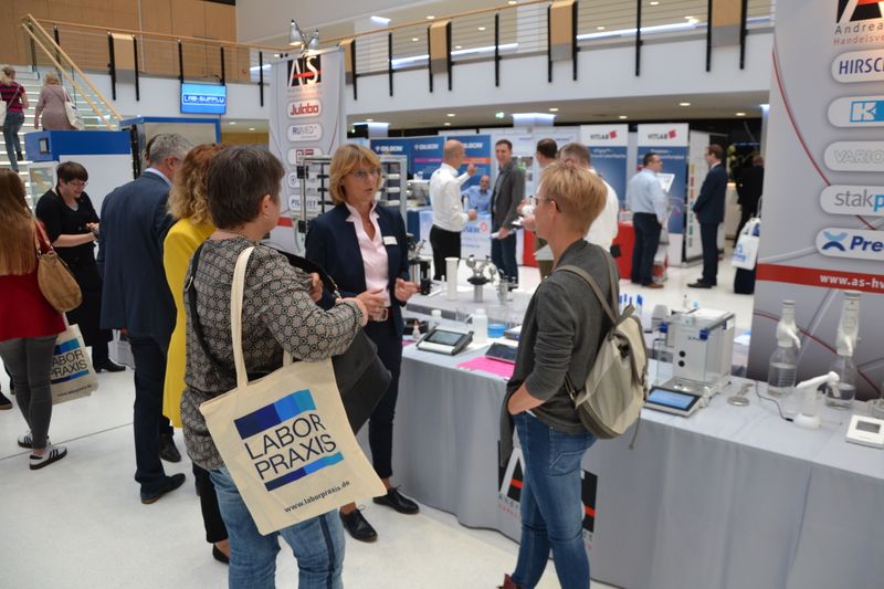 Impressionen der Lab-Supply Münster vom 25. September 2019  Die vorletzte Lab-Supply Messe 2019 fand im Messe und Congresszentrum, Halle Münsterland statt. Impressionen vom Messetag sowie einige Besucherstimmen finden Sie in dieser Bildergalerie. Die nächste Lab-Supply ist am 29. Oktober 2019 in Hamburg. Weitere Infos zu den kommenden Lab-Supply-Messen finden Sie auf www.lab-supply.info.   Lese-Empfehlung: Nachbericht zum erfolgreichen Auftakt der Lab-Supply in Wien. (LABORPRAXIS, C. Lüttmann)