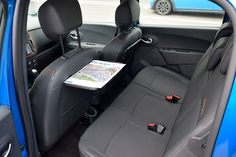 Die Ablagetischchen sind relativ hoch angebracht. (Holz/»kfz-betrieb«)