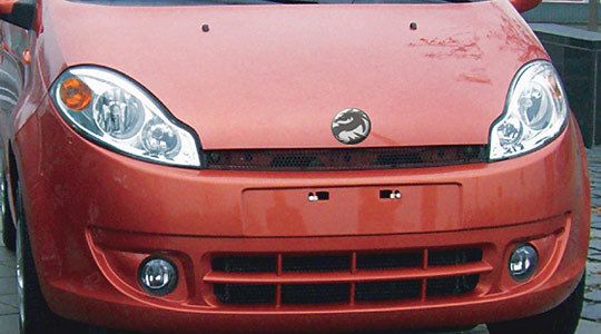 Wo früher das Hersteller-Emblem saß, ziert die Frontpartie der CAD-Autos nun ein stilisierter Drachen. (Archiv: Vogel Business Media)