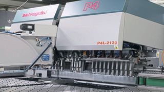 Die P4 kombiniert die Produktivität der automatischen Biege- und Handlingszyklen mit der Flexibilität von universellen Biegewerkzeugen. (Bild: Salvagnini)