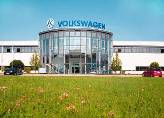 Die Volkswagen AG in Sachsen sollte Ende des Jahres in den Mutterkonzern integriert werden. Das klappt jetzt doch nicht, wie vorgesehen. Die dortigen Mitarbeiter sind erbost ...(Bild:  Volkswagen)