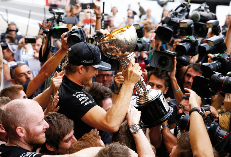 Nico Rosberg gewinnt den Großen Preis von Japan. Damit hat sein Team die Konstrukteursweltmeisterschaft der Formel 1 in der Tasche. (Daimler AG)