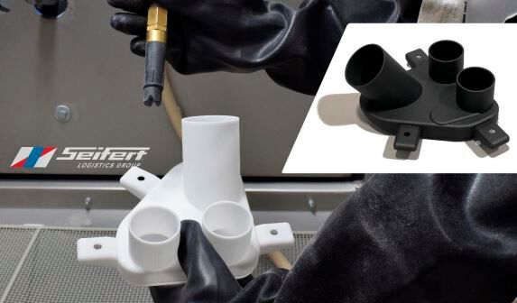 Seifert Logistics bietet seit zwei Jahren 3D-Druck-Fertigungsdienstleistungen an. Nun ist der Logistikdienstleister auch Servicepartner für Daimler Buses und produziert innerhalb kürzester Zeit benötigte Kunststoff-Ersatzteile mittels Lasersintern.
