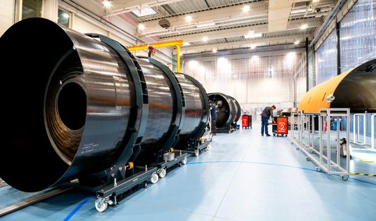 Kein Fischer sondern ein Leck! Blick in die Montagehalle für die Spectrum-Rakete von Isar Aerospace. Gestern sollte endlich der zweite Versucht zum zweiten Testflug (mit Fracht) starten, musste aber auch wieder abgebrochen werden ...(Bild:  F. Fechter / DLR)