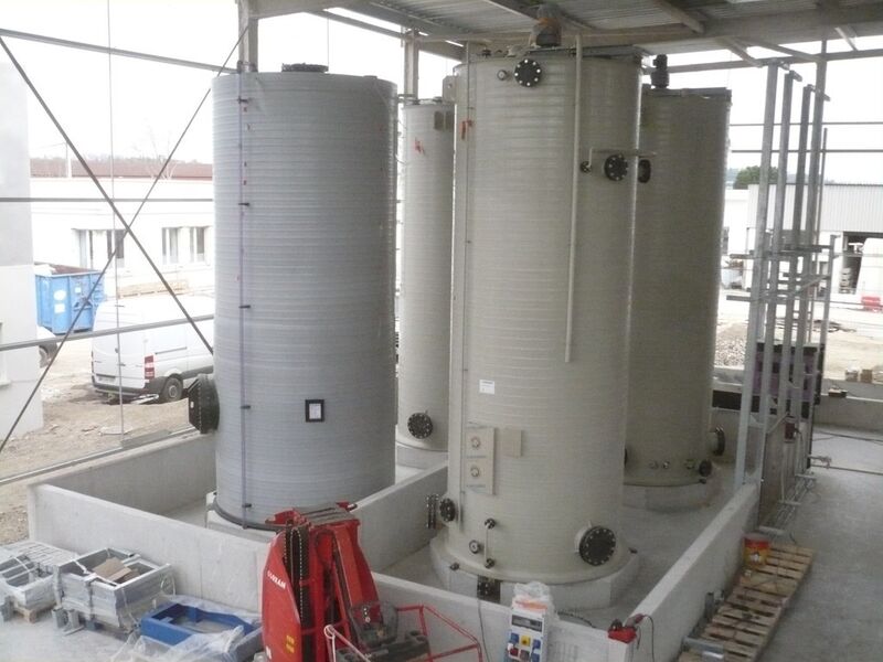 Mit Doppelwandbehältern ist die Nutzung betrieblicher Abwärme in Form von Heißwasser zur Erhaltung bestimmter Temperaturen möglich. (Bild: Henze)