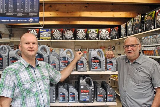 Mike Plesse und sein Vater Heinz setzen in ihrem Bosch-Car-Service-Betrieb auf Schmierstoffe von Fuchs. Die Mannheimer Marke ist in ihren Augen in Sachen Technik, Qualität und Service unerreicht. Mike Plesse und sein Vater Heinz setzen in ihrem Bosch-Car-Service-Betrieb auf Schmierstoffe von Fuchs. Die Mannheimer Marke ist in ihren Augen in Sachen Technik, Qualität und Service unerreicht.