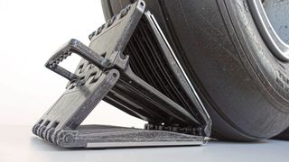 Der neue Chock MAX hat eine Matrix aus Polyamid 6 (PA6) mit Carbonfaserverstärkung, was in Kombination Flugzeuge bis 350 t Startgewicht aushält und bei einem Raddurchmesser bis 1050 mm das Flugzeug sicher in Parkposition hält, sagt die Nägeli Swiss AG. (Nägeli Swiss)