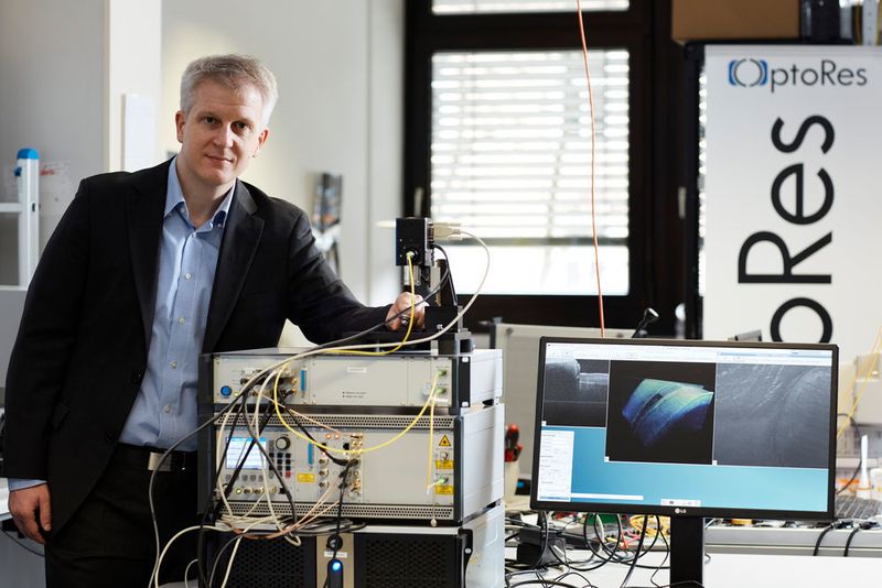 Für die hochauflösende Optische Kohärenztomografie (OCT), die Ärzten eine frühzeitige Diagnose von grünem Star, Krebs und anderen Krankheiten ohne Strahlenbelastung oder den Einsatz von Kontrastmitteln ermöglicht, hofft der deutsche Physiker Robert Huber in der Kategorie „Nicht-EPO-Staaten“ auf Unterstützung der Öffentlichkeit.  (epo)
