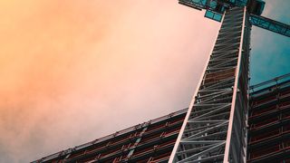 Treten Probleme auf, die der Kranbediener nicht lösen kann, erhalten die Servicetechniker einen Zugriff auf die gesamte Steuerung, egal wo der Kran gerade aufgestellt ist. (Bild: gemeinfrei // Unsplash)