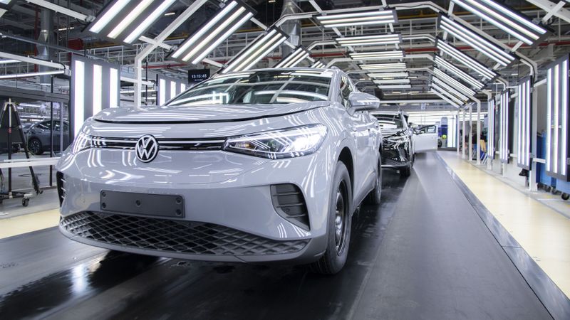 2025 wurden in Deutschland so viele Batteriefahrzeuge produziert wie noch nie. Hier die Produktion des ID 4 im Volkswagen-Werk Emden. (Bild:  Volkswagen)