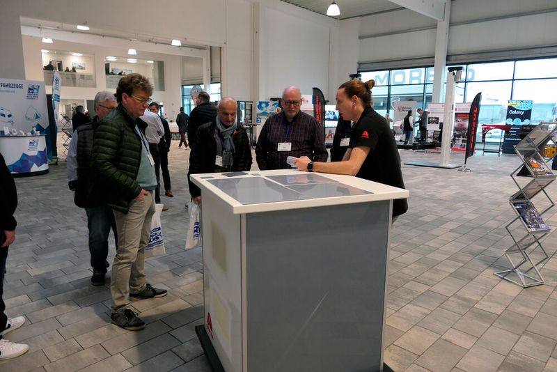 David Kukies, Axalta, erläuterte Reparaturmöglichkeiten an der Caravan-Außenhaut. (Bild: Wenz - VCG)